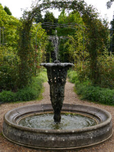 Brunnen im Rosengarten von Nymans Garden