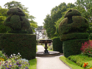 Doppel-Mixed-Border, Nymans Garden, Brunnen in der Mittel-Achse