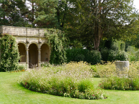 Die Sommer-Loggia in Nymans Garden