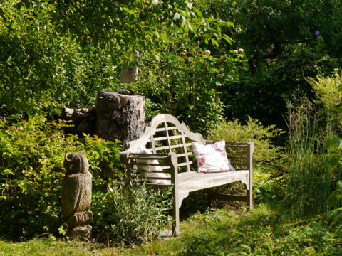 Die Sonnenbank am Teich, Garten Schroth