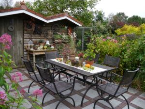 Einer der vielen Sitzplätze in Nähe des Gartencafes, Moorjuwel, Hedwig Weerts