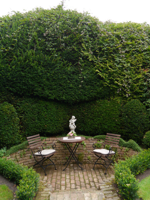 Sitzplatz im Terrassengarten, Spetzer-Tuun, Waldgarten Amanda Peters