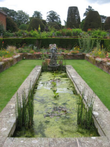 Pool im Sunken Garden von Packwood House