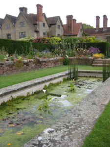 Pool im Sunken Garden von Packwood House