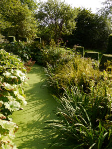 Wassergraben im Garten Moorriem