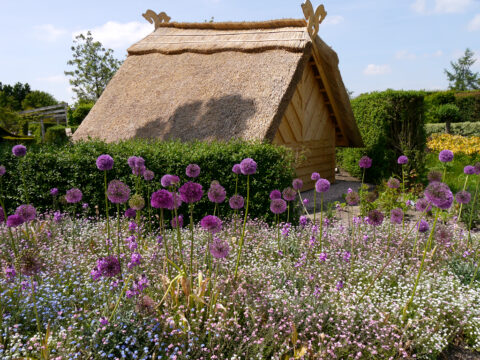 Schafstall im Park der Gärten mit dem Blumenband