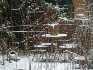 Der Rosenpavillon ruht im Schneetreiben.