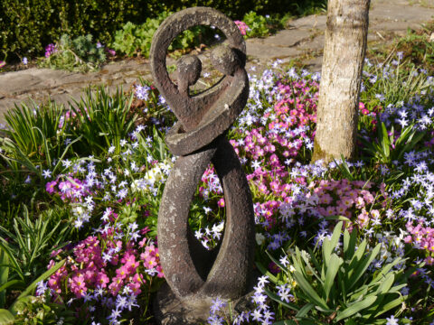 Frühlingsbeet im Ahorneck in Wurzerlsgarten