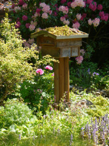 Blick zum Insektenhotel vor der Rhododendronsenke in Wurzerlsgarten