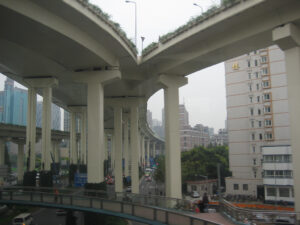 mehrstöckige, bis zu achtspurige Straßenzüge durchqueren Shanghai