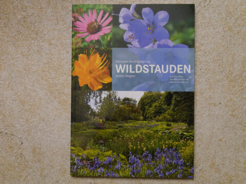 Buchcover zu: Naturnahe Gartengestaltung WILDSTAUDEN