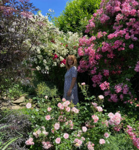 Josefine Heinze in ihrem Rosenparadies, Foto von Simon Heinze