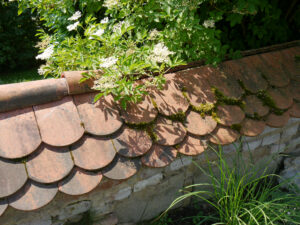 Die oberste Mauer hat ein Dach bekommen im Garten Josefine Heinze, Grattersdorf