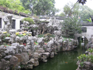 Steinformationen, Wasser und die Drachenmauer im Yu Garden, Yu Yuang