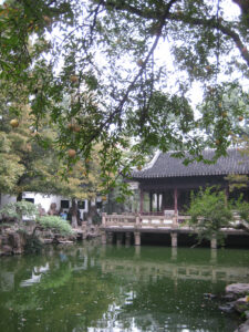 Hütte der 9 Löwen, auf allen 4 Seiten offen, die Steinterrasse steht frei über dem Wasser, Shanghai, Yu-Garten