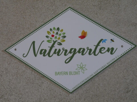 Plakette "Naturgarten- Bayern blüht", verliehen nach Naturgarten-Zertifizierung.