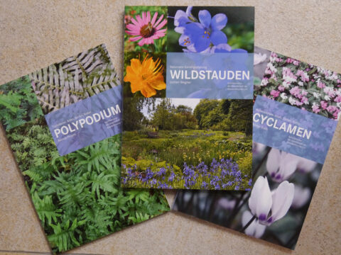 Diese drei Bücher Polypodium, Wildstauden und Cyclamen gibt es anlässlich des einjährigen Bestehens der Website "Wurzerlsgarten" zu gewinnen.