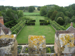 Blick über den formalen Garten in die Landschaft um Coughton Court