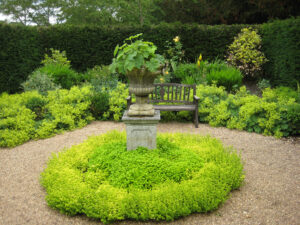 Goldener Senkgarten im formalen Garten von Coughton Court