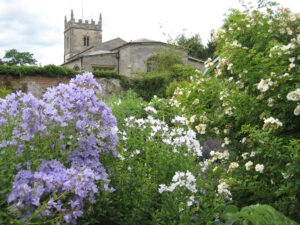 Im Rosengarten von Coughton Court, im Hintergrund die Parish Church