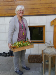 Christiane Hame präsentiert ihre Tomatenernte vom Vormittag