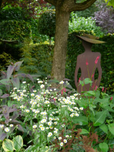 Hosta 'Gold Standard';  Kirengeshoma palmata, Hakonechloa macra 'Albostriata';  Eupatorium fistulosum 'Atropupureum'; Gärtnerei Berthold Picker