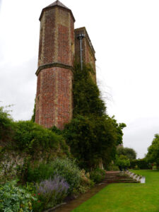 Der Turm und die Treppe in den Unteren Hof von Sissinghurst