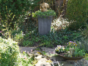 Die Peripherie in Wurzerlsgarten mit dem Torso im April