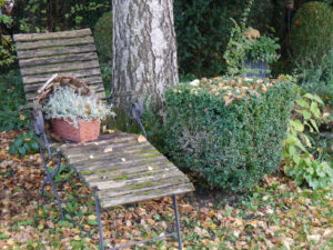 Teakholzliege in der Peripherie von Wurzerlsgarten