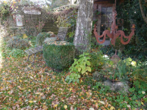 Hüttenecke mit Teakholzliege in Wurzerlsgarten