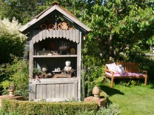 Sitzplatz unterm Kirschbaum im Landgarten Helbig