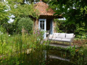 Historisches Gartenhaus und Sitzplatz am Teich im Garten Höing