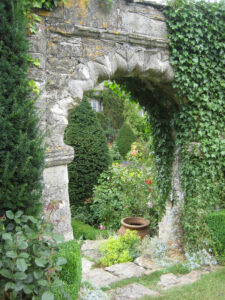 Durchgang zum mittleren Gartenbereich in Abbey House Gardens