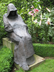 Skulptur in Doppelborder von Abbey House Gardens