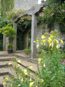 Durchgang zu den Mittleren Gärten von Abbey House Gardens