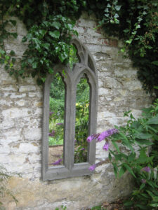 Gotische Fensterdurchsicht in Abbey House Gardens