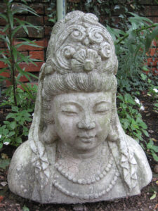 Skulptur vor Mauer in Abbey House Gardens