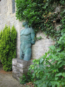 Skulptur vor Hauswand in Abbey House Gardens