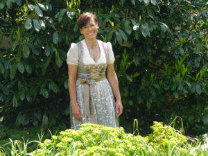 Birgit Helbig in ihrem Garten in Waldsachsen