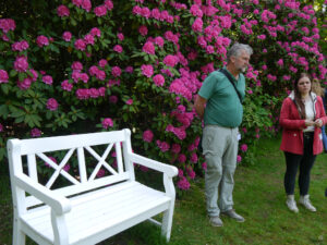 Dr. Hartwig Schepker, Leiter des Bot.Gartens und Rhododendronparks Bremen führt durch den Schlosspark Lütetsburg