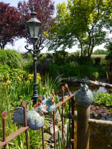 Am Teich mit Blick aus dem Garten hinaus im Bloummhoeske
 
GARTEN JOKE BLOEM