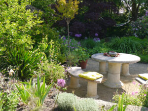 steinerne Sitzgruppe im Garten Ihler