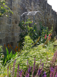 Im Mauergarten Schlegelmilch nahe der Stadtmauer