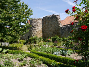 Im Mauergarten Schlegelmilch nahe der Stadtmauer