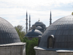 Die Hagia Sofia in Istanbul mit Blick zur Blauen Moschee