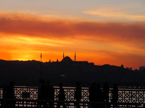 Blick auf den alten Stadtbezirk Fatih von der Galatabrücke aus. 