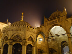 Innenhof der Yeni Camii, Neue Moschee an der Galatabrücke am Goldenen Horn