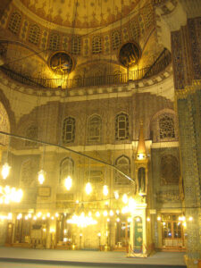 Der große Gebetsraum in der Yeni Camii in Istanbul