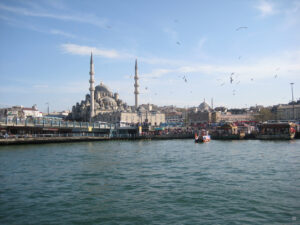 Die Galatabrücke und die Yeni Camii, Neue Moschee in Emünönü