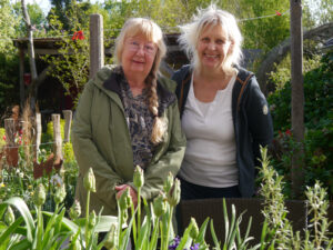 Marion Nickig und Erna de Wolff im Lehrgarten Erna de Wolff Moormerland